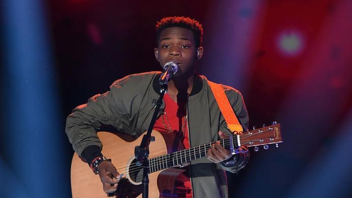 Contestant Lee Jean performs on “American Idol” broadcast Feb. 25.