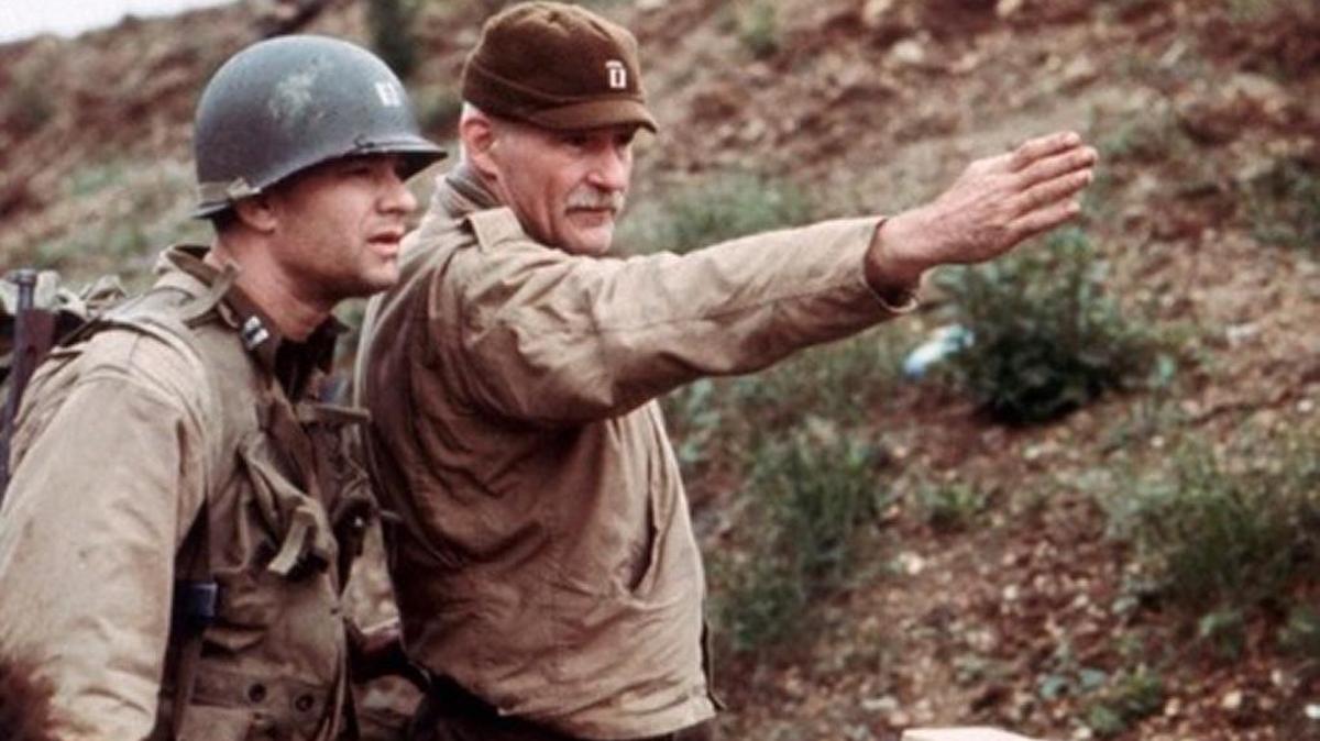 Dye offers advice on the set of “Saving Private Ryan.”
