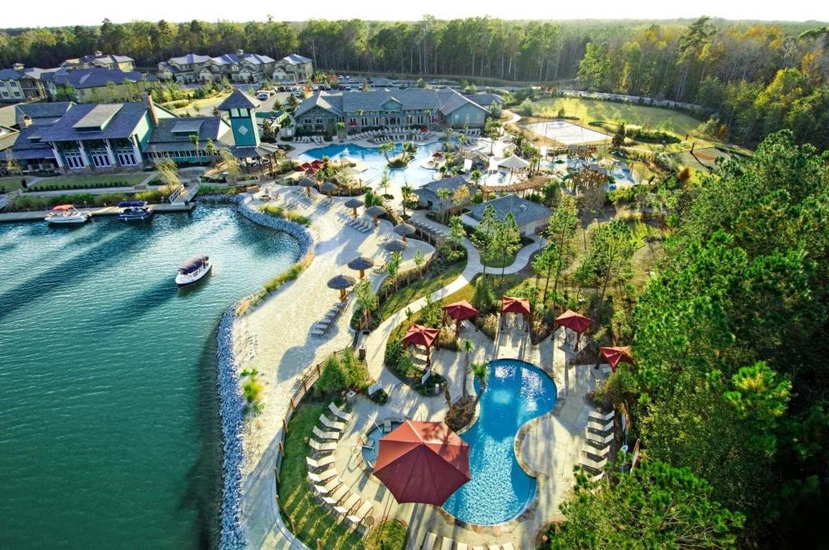 Lakeside Village is the hub of Hampton Lake. The amenities epicenter includes, among other things, a spa, fitness center, restaurant, and Adventure Lagoon pool complex.