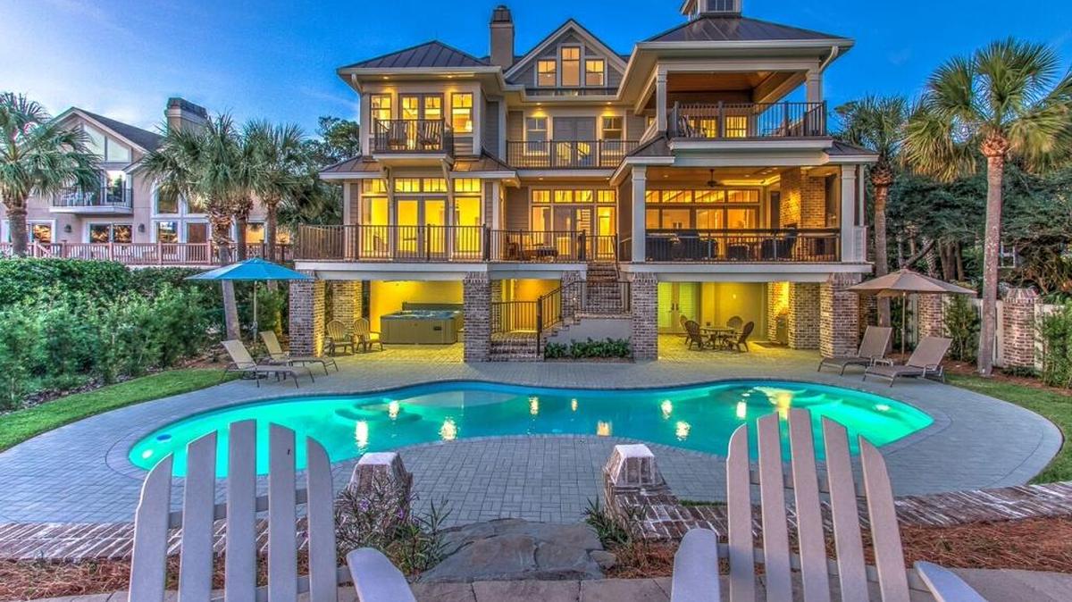 During the Hilton Head Area Home Builders Association’s 2016 LightHouse Awards, 32 builders — including remodelers, custom builders and semi-custom builders — submitted 76 qualifying entries and competed for awards in best bath, best kitchen, best exterior and best overall, best full remodel, best partial remodel. This home built by Ellis Construction Co., received the award for Category 20 Best Overall in a New Home. The company also received the awards for Category 20 Best Kitchen in a Custom Home and Best Exterior in a Custom Home.