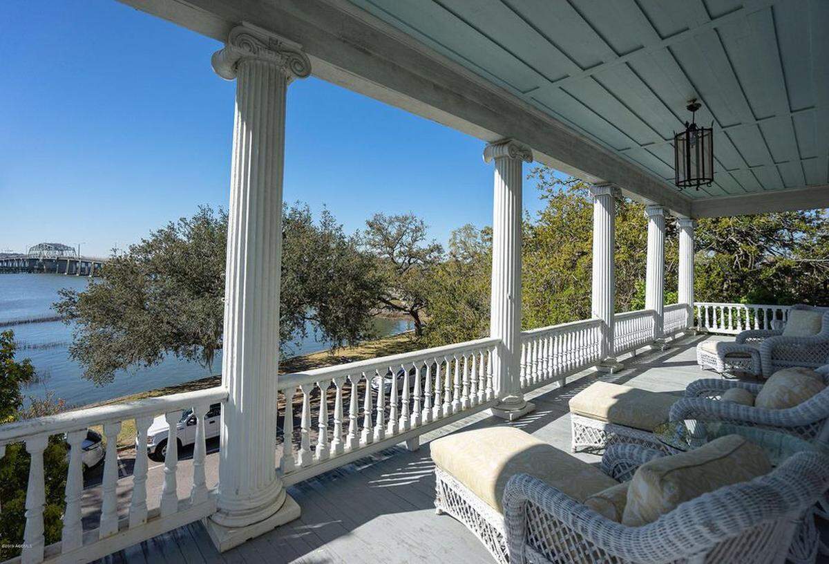 This 19th century home overlooks the Beaufort River.