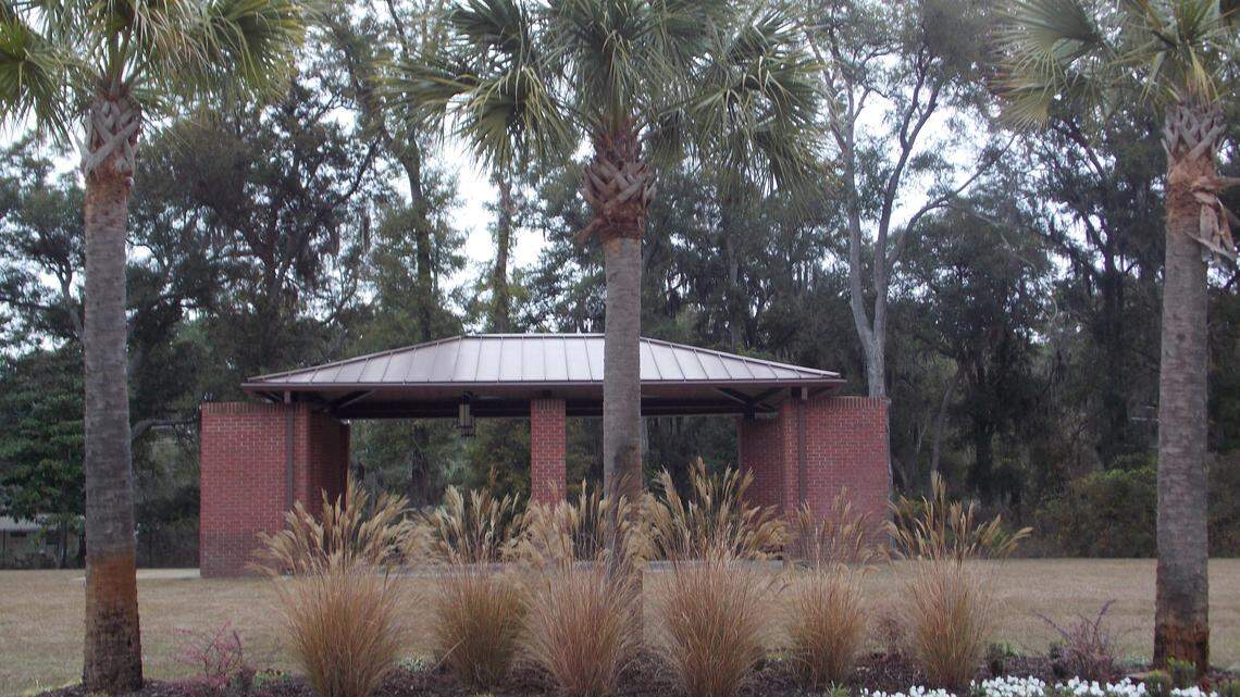 Beaufort Council of Garden Clubs members help keep up appearance of Beaufort National Cemetery 