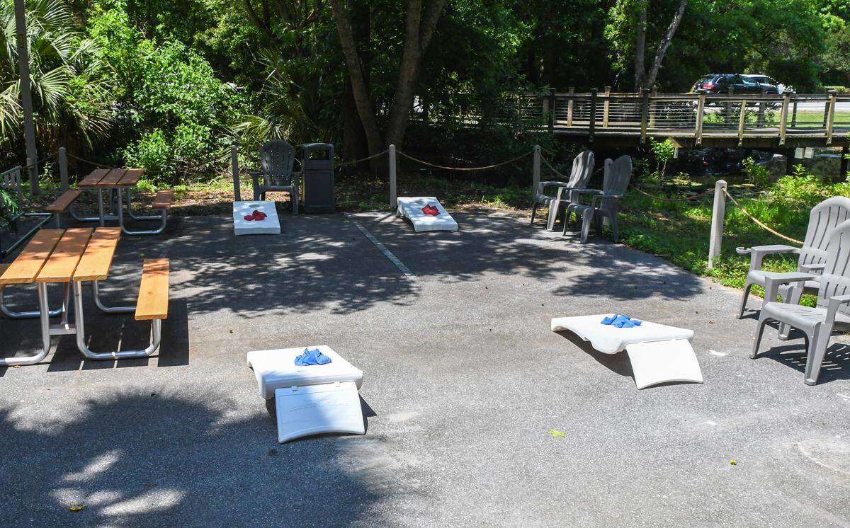 Besides inside and patio seating, Zunzibar Hilton Head Island also features space with bench seating and outdoor games.
