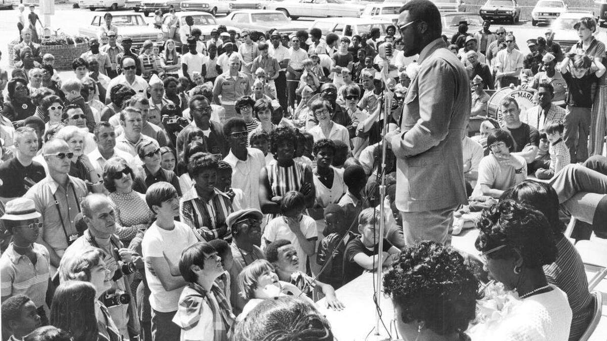 Joe Frazier speaks to fans in Beaufort after beating Muhammed Ali in 1971. A new book details Frazier’s upbringing in Beaufort County and his relationship with his hometown.
