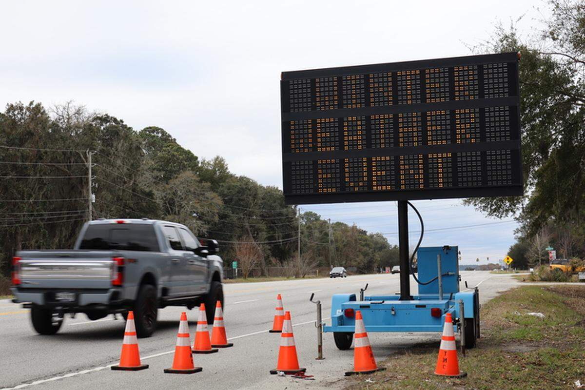 A sign at the intersection of S.C. 170 and Broad River Boulevard on Tuesday, Jan. 21, 2025 advises motorists to “use caution” driving on bridges and other roadways ahead of possible wintry weather.