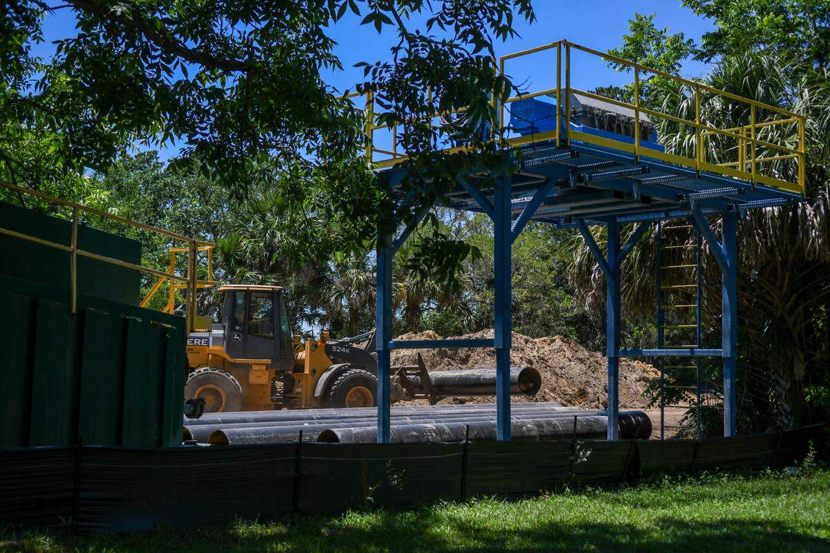 A worker waits to deliver a pipe to be augured underneath U.S. 278 near the Crazy Crab Jarvis Creek restaurant on May 22, 2025, on Hilton Head Island. Piping will eventually carry water pumped under Hilton Head to Hilton Head Public Service District’s treatment plant on Jenkins Island.