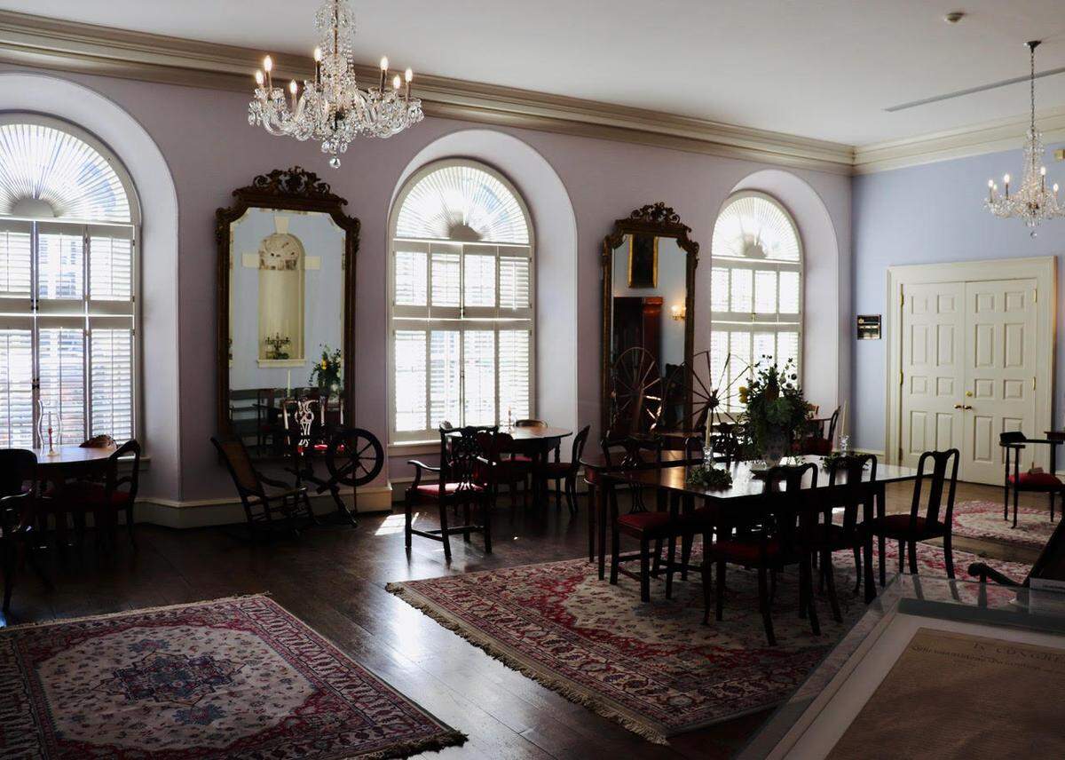 Elegant furnishings and decor depict one of the many roles of the Old Exchange and Provost Dungeon in Charleston. Here, the South Carolina convention was held to ratify the US Constitution, and later George Washington was entertained during his week-long visit to the city.