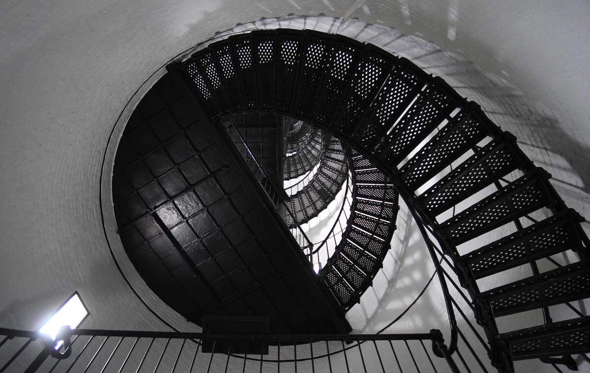 There are 175 steps from ground level to the viewing platform at the Hunting Island light, but those willing to brave the climb are rewarded with a spectacular view. The beacon itself stood at 133 feet above the ocean.