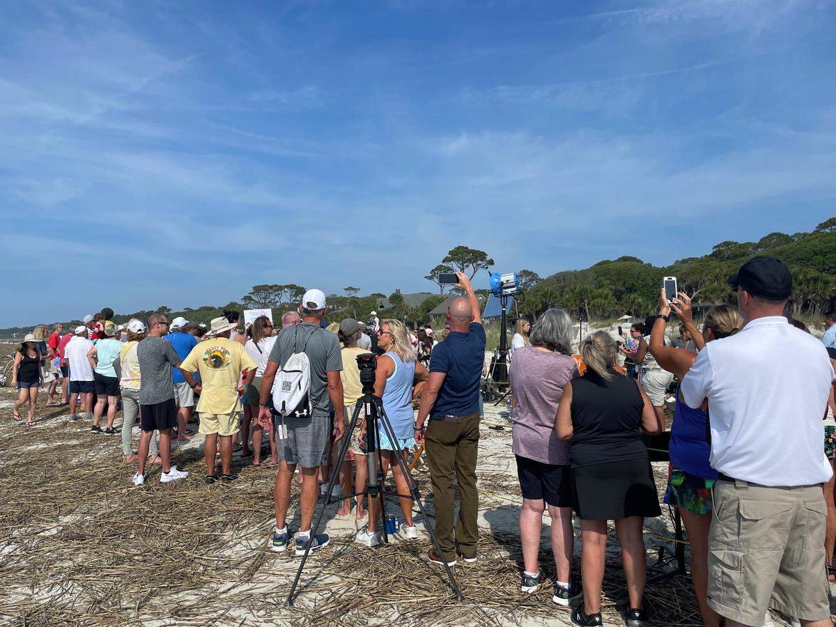 A live audience crowds around the “Today” show’s filming site on Hilton Head Island.