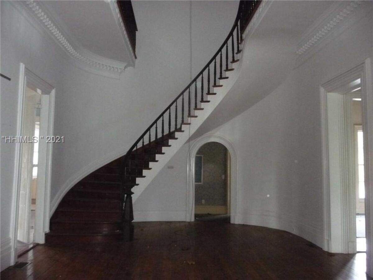 An elegant, curved stairway is in the front hall of the Rose Hill Mansion.