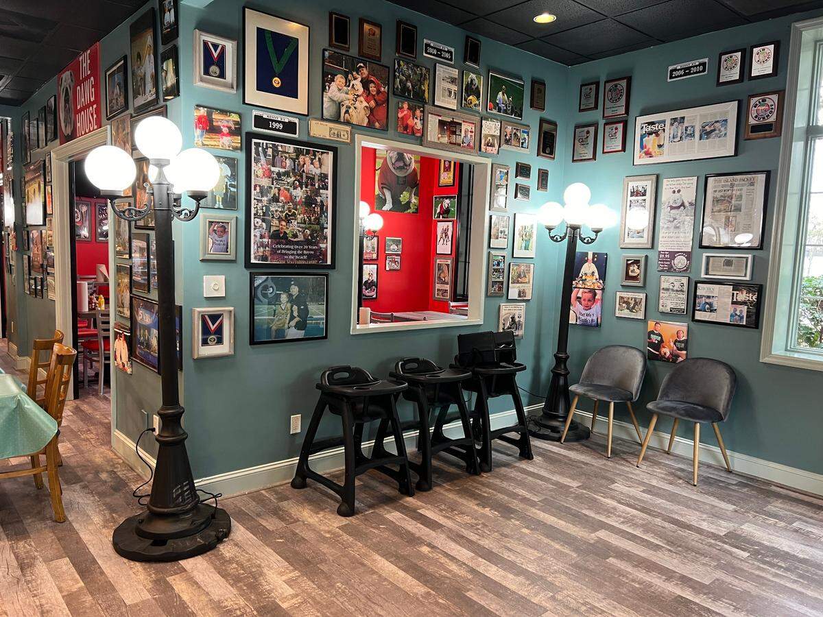 Unlike in its Hilton Head location, the Bluffton Kenny B’s French Quarter Cafe had a separate space for those waiting to place orders or pick-up to-go orders. 