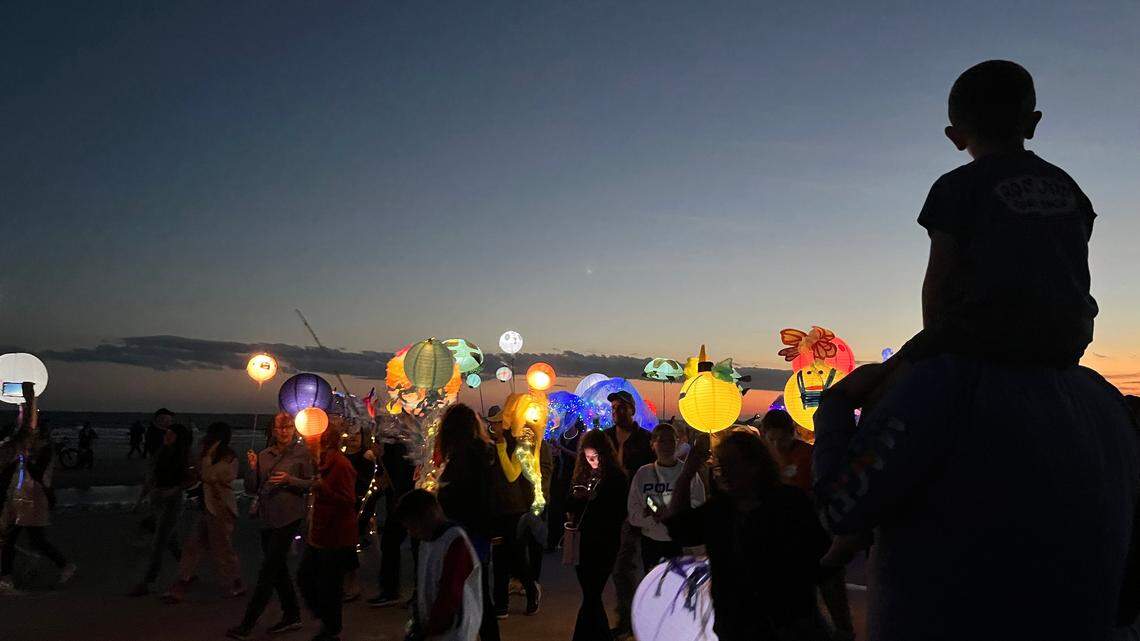 Hundreds gathered at Hilton Head beach Saturday for annual lantern parade. Check it out