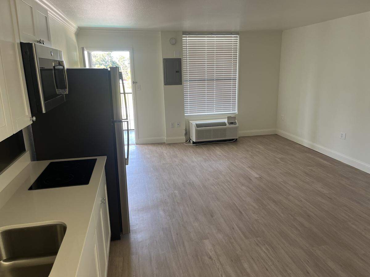 This is the largest sized unit at The Pearl, which come unfurnished.