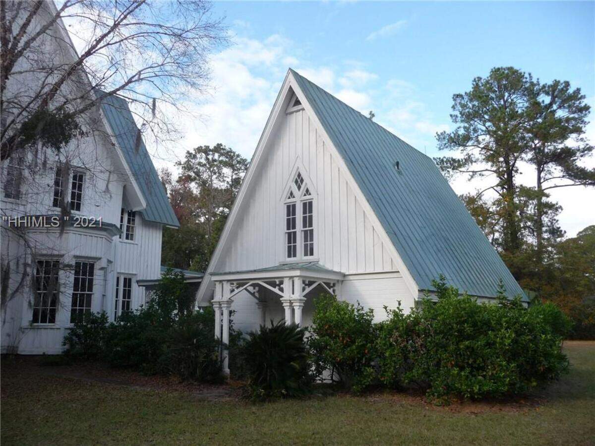 A separate guest house at the Rose Hill Mansion mimics the main house’s style.