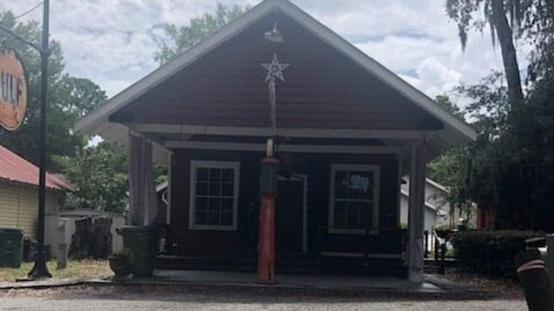 If you’re new to Port Royal, here’s a casual place to meet your neighbors. But BYOB