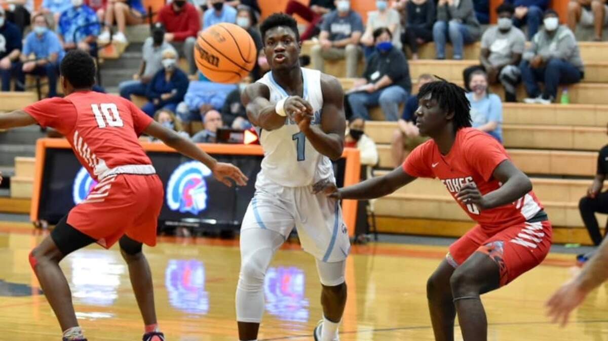Hilton Head Island’s Jaylen Sneed makes a pass during Monday’s Class 4A Lower State championship against Hartsville.