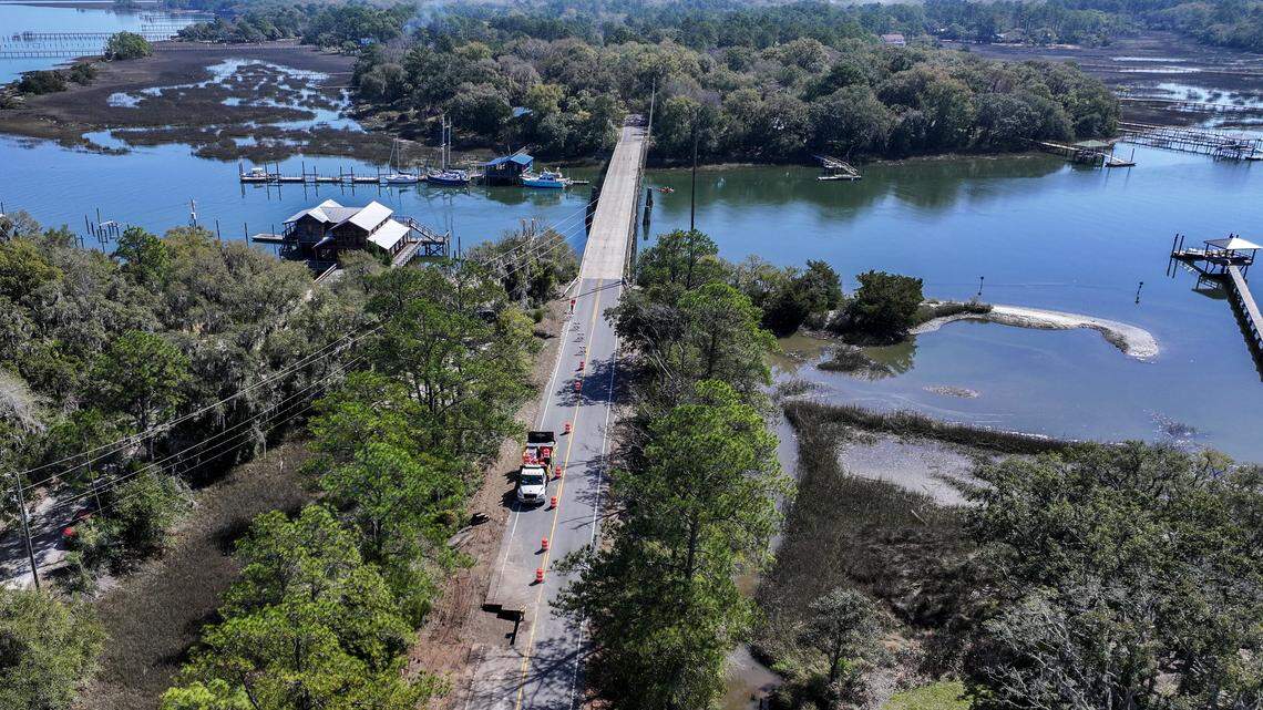 Lady’s Island man finds dangerous sinkhole under road, blocks traffic until help arrives