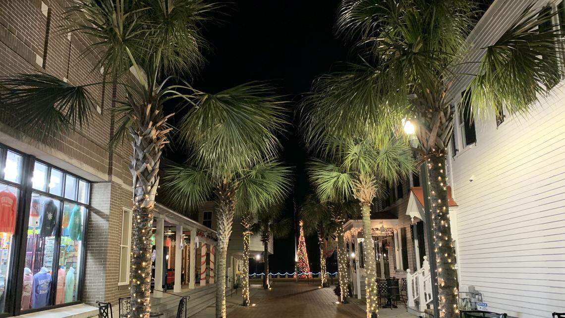 No city does Christmas quite like Beaufort, SC. Even snow! Spectacle starts this weekend
