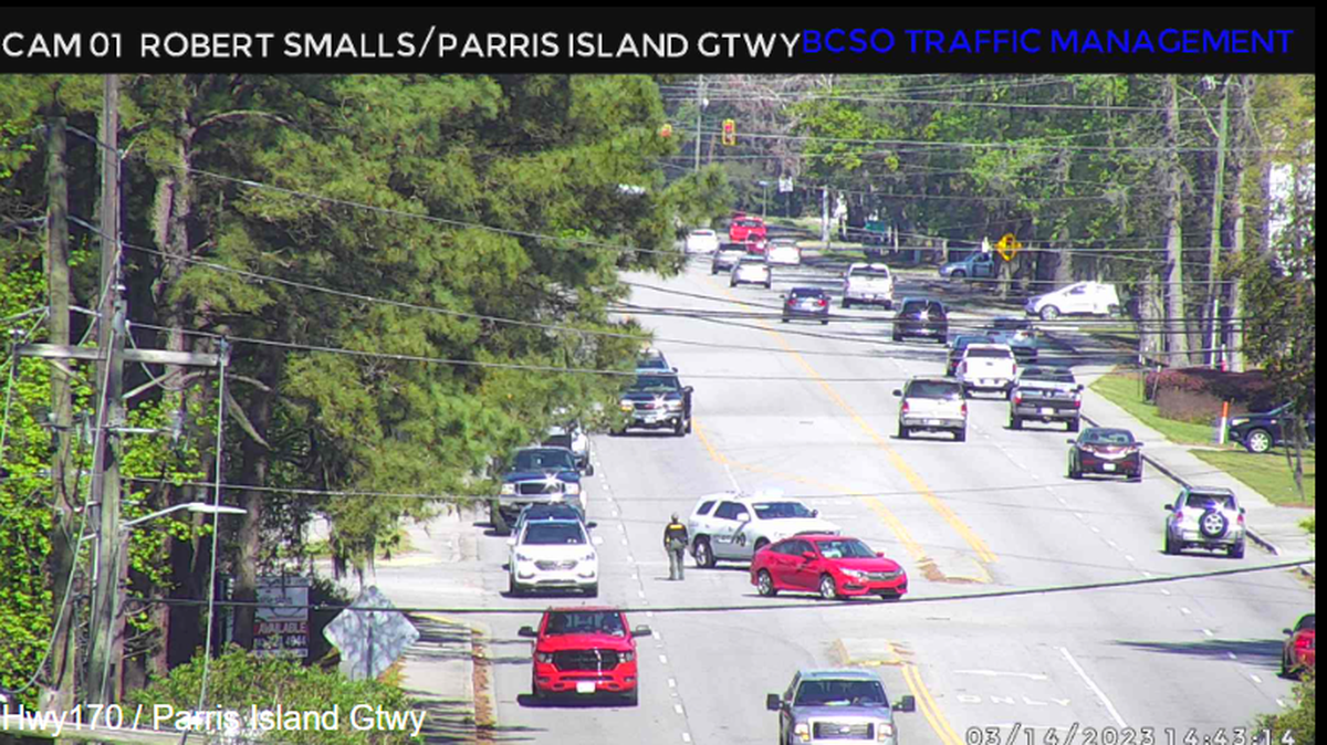 Only one lane of traffic is flowing on S.C. 170 near Parris Island Gateway in Beaufort following a crash Tuesday afternoon, according to a Beaufort County Sheriff’s Office alert.