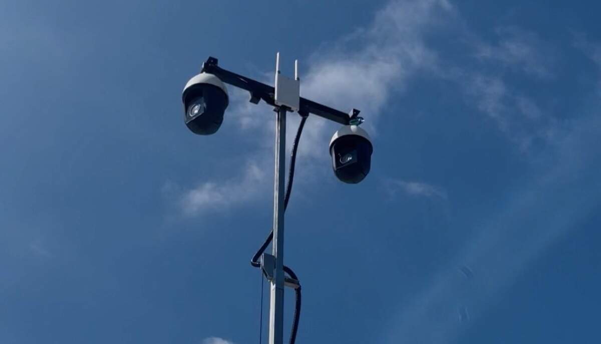 The cameras mounted to the BCSO surveillance trailer appears to be Verkada’s PTZ camera series. According to product listings, the cameras can pan 360 degrees, tilt 220 degrees and zoom up to 32x.