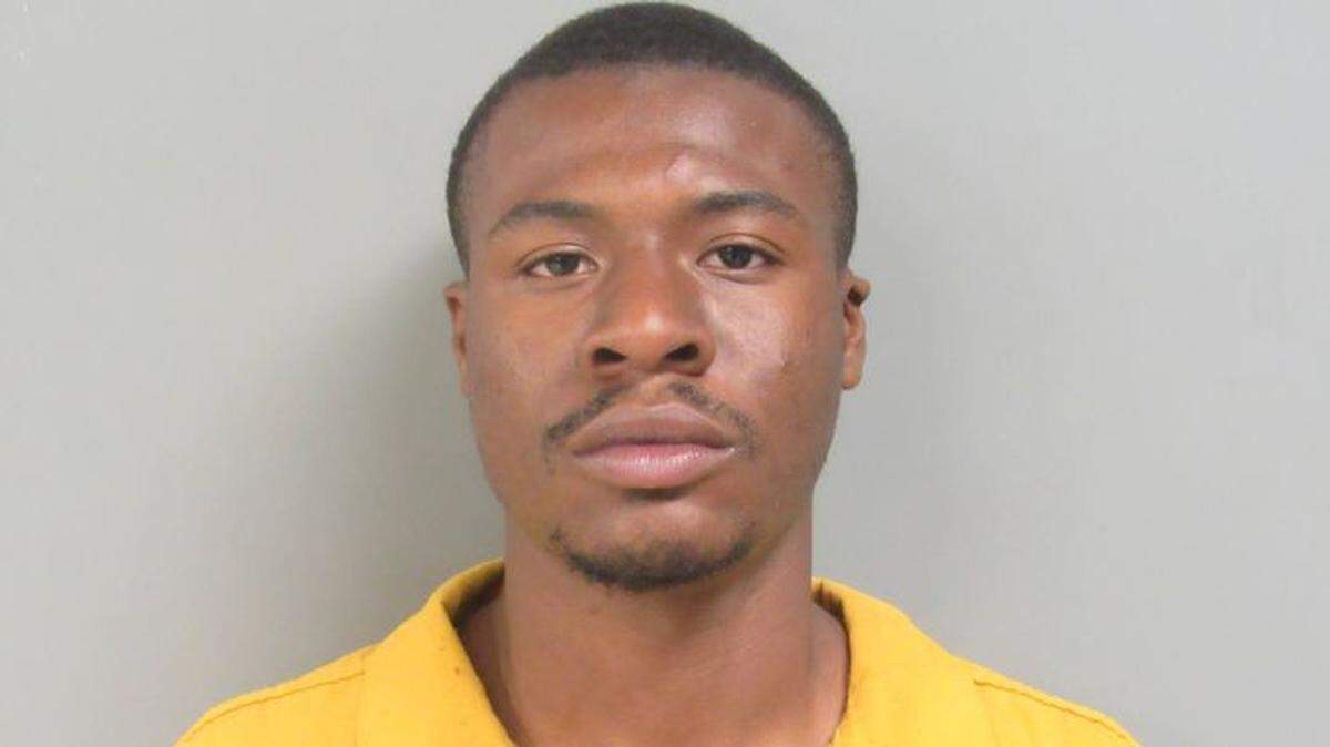Police in Jasper County are searching for 23-year-old Jashaun Heyward, who escaped from the county’s courthouse during a bond hearing Thursday.
