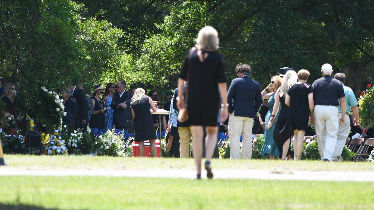 LIVE UPDATES: Hundreds attend funeral for Murdaughs before it ends swiftly due to rain