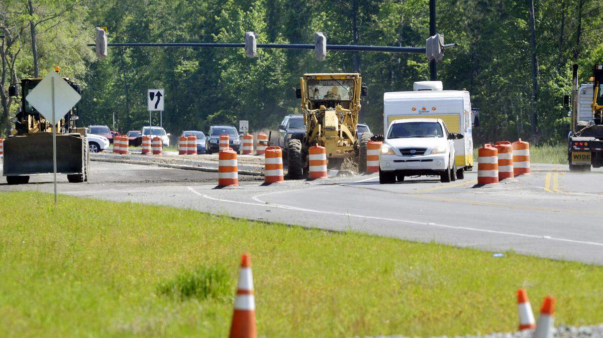 Drivers pick their way through the S.C. 170 construction work near Bluffton Parkway in this April 22, 2014 photo.