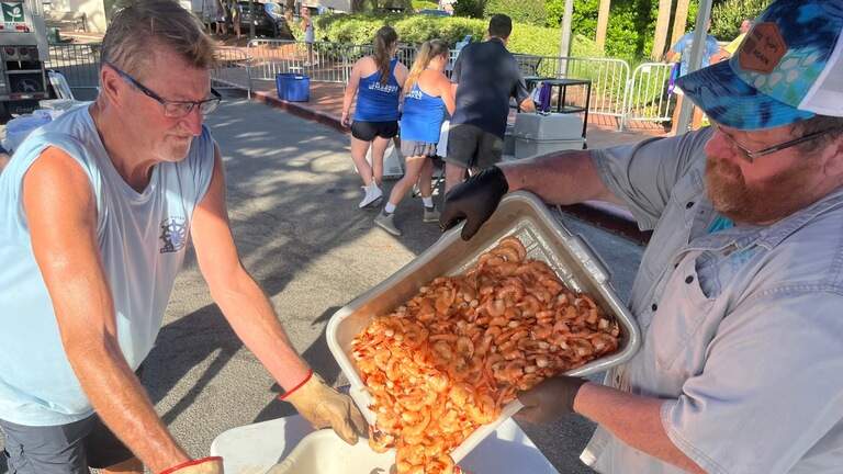 Beaufort’s ‘Frogmore stew’ feed draws 1000s who feast on 1,200 pounds of shrimp. ‘Yum yum’