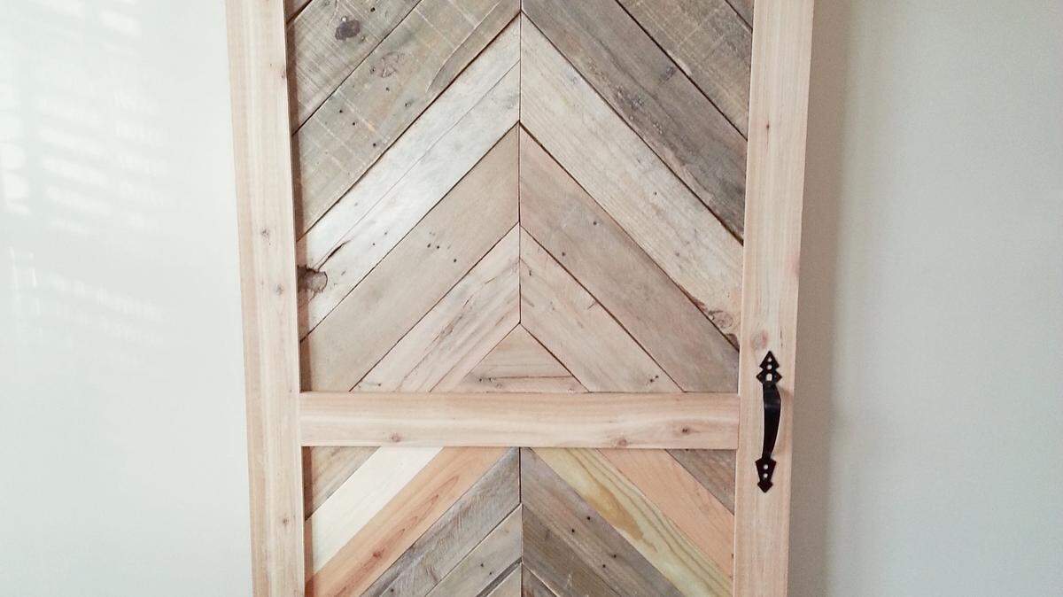 Using six pallets, plywood siding and pine boards, 
Everett Ballenger made a sliding door for his closet.