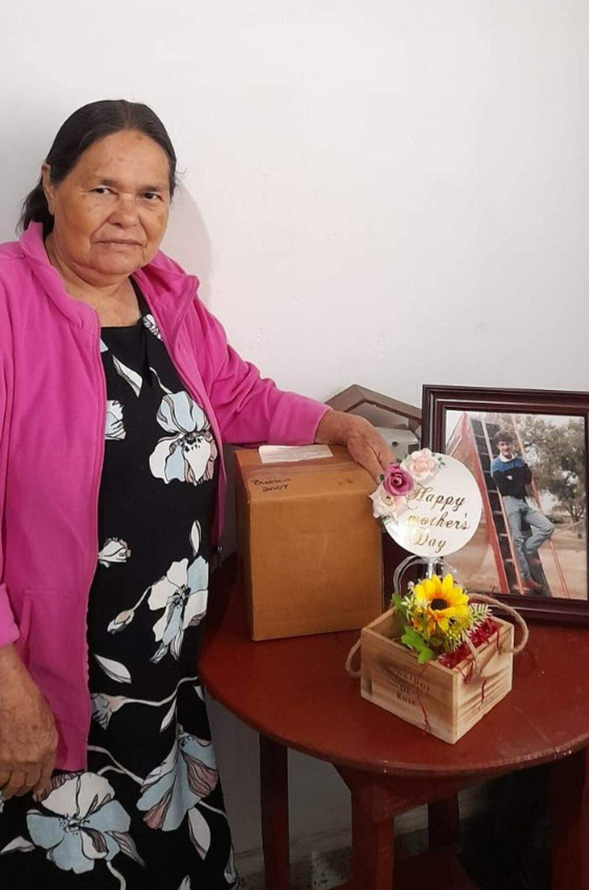 Alba Mejia posed next to her son’s ashes which were finally returned to the family by a friend in September 2022.