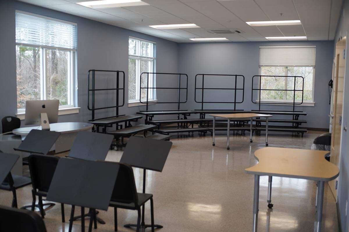 Cross Schools’ new high school auxiliary building includes six classrooms, administrative officers, a weight room and training facility, athlete lockers, an art studio, a music suite and a faculty lounge. It also includes outdoor spaces for students to hang out and dine.