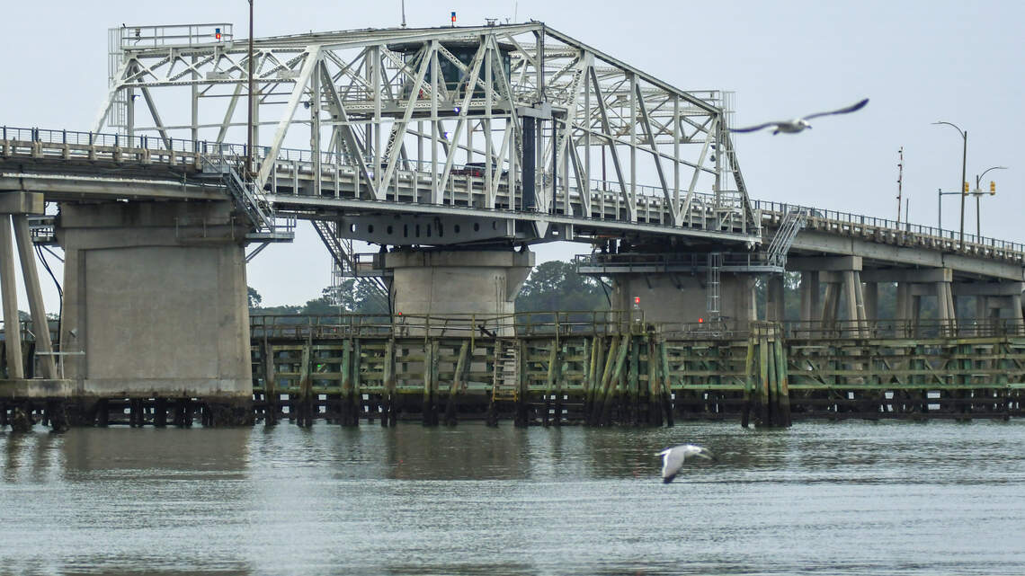 woods-memorial-bridge-closed-for-malfunction-in-beaufort-sc-hilton