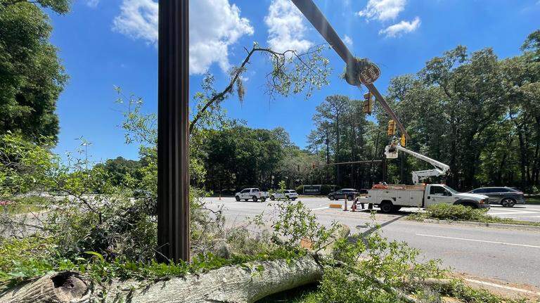 Update: Hilton Head intersection reopens after repairs to tree-damaged signal light