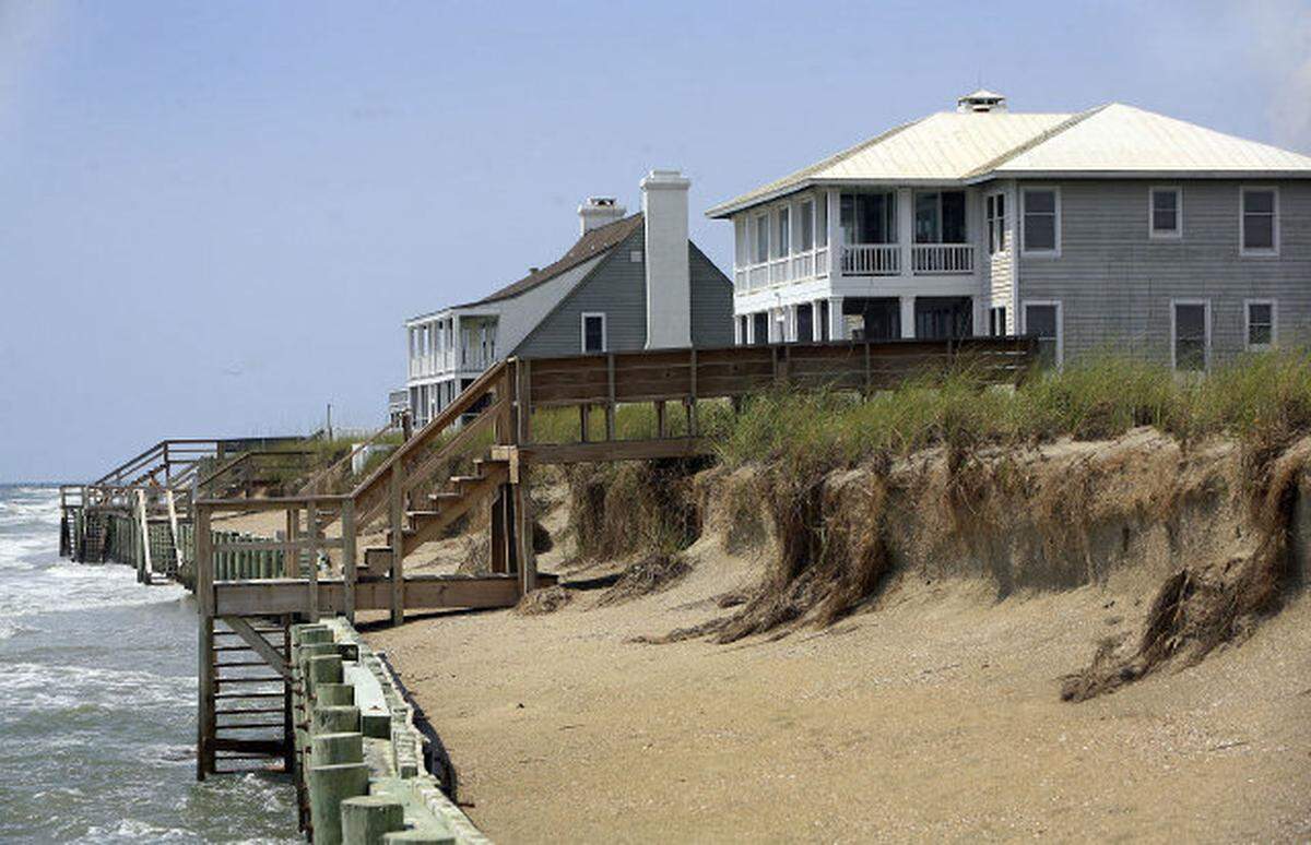 Properties behind a seawall at Debordieu Beach’s south end. Some people in the resort want state permission to rebuild the wall in an attempt to better protect their homes.