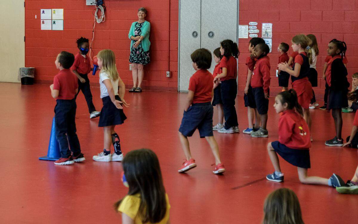 Kathleen Corley, directora de la escuela primaria Red Cedar, se mantiene al margen durante una carrera de relevos el lunes 7 de junio de 2021.Fue la directora del Año 2021 del Distrito Escolar del Condado de Beaufort
