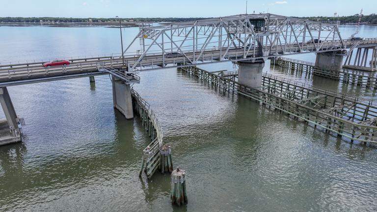 Charismatic osprey turns heads as boaters cruise through Beaufort’s famous bridge