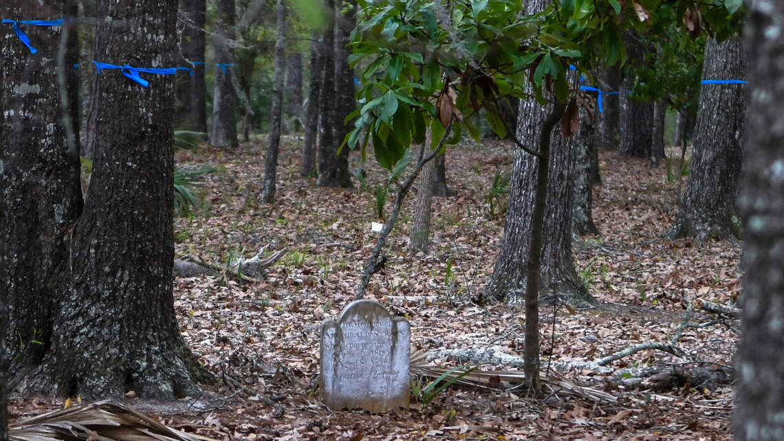 Old graves halt new construction. Okatie burial ground is center of neighborhood dispute