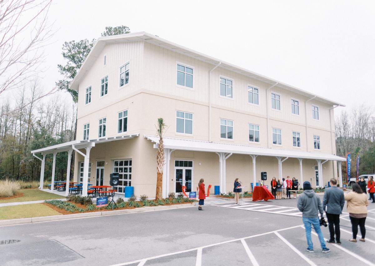 Cross Schools’ new high school auxiliary building includes six classrooms, administrative officers, a weight room and training facility, athlete lockers, an art studio, a music suite and a faculty lounge. It also includes outdoor spaces for students to hang out and dine.