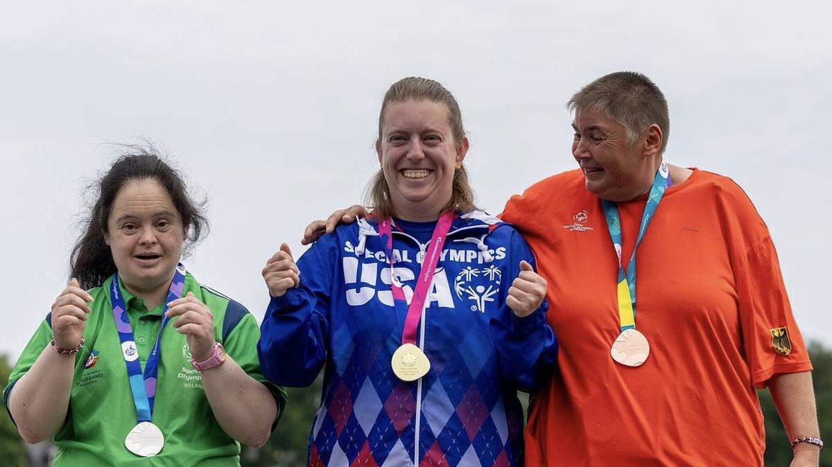 Charlotte Lewis on the podium for the 200-meter with second place (Ireland) and third place (Germany).