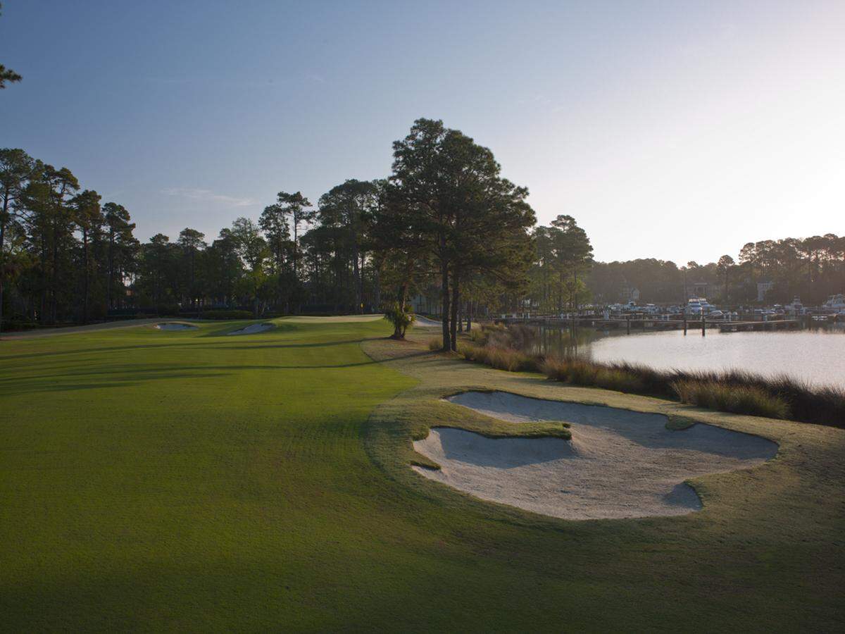 Private golf and yachting community in Hilton Head Island
