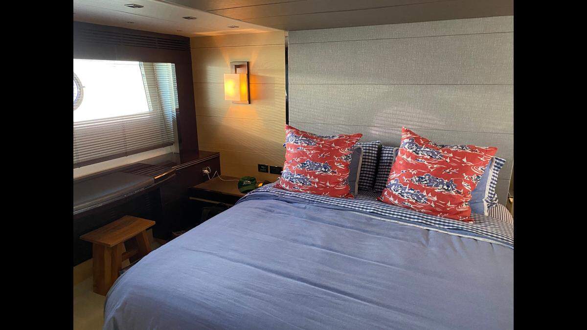Sleep comfortably in this bedroom of the Brain Waves