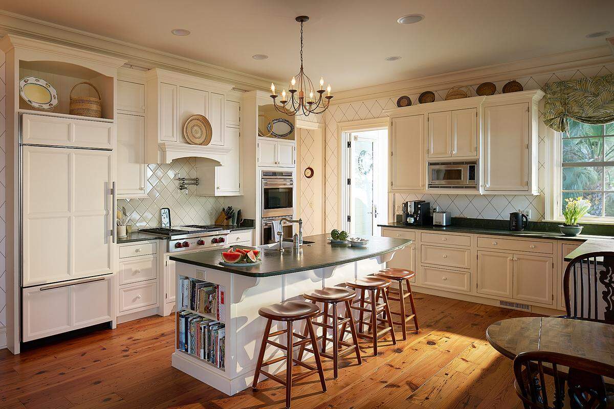 The large and modern kitchen still manages to feel warm and comfortable.