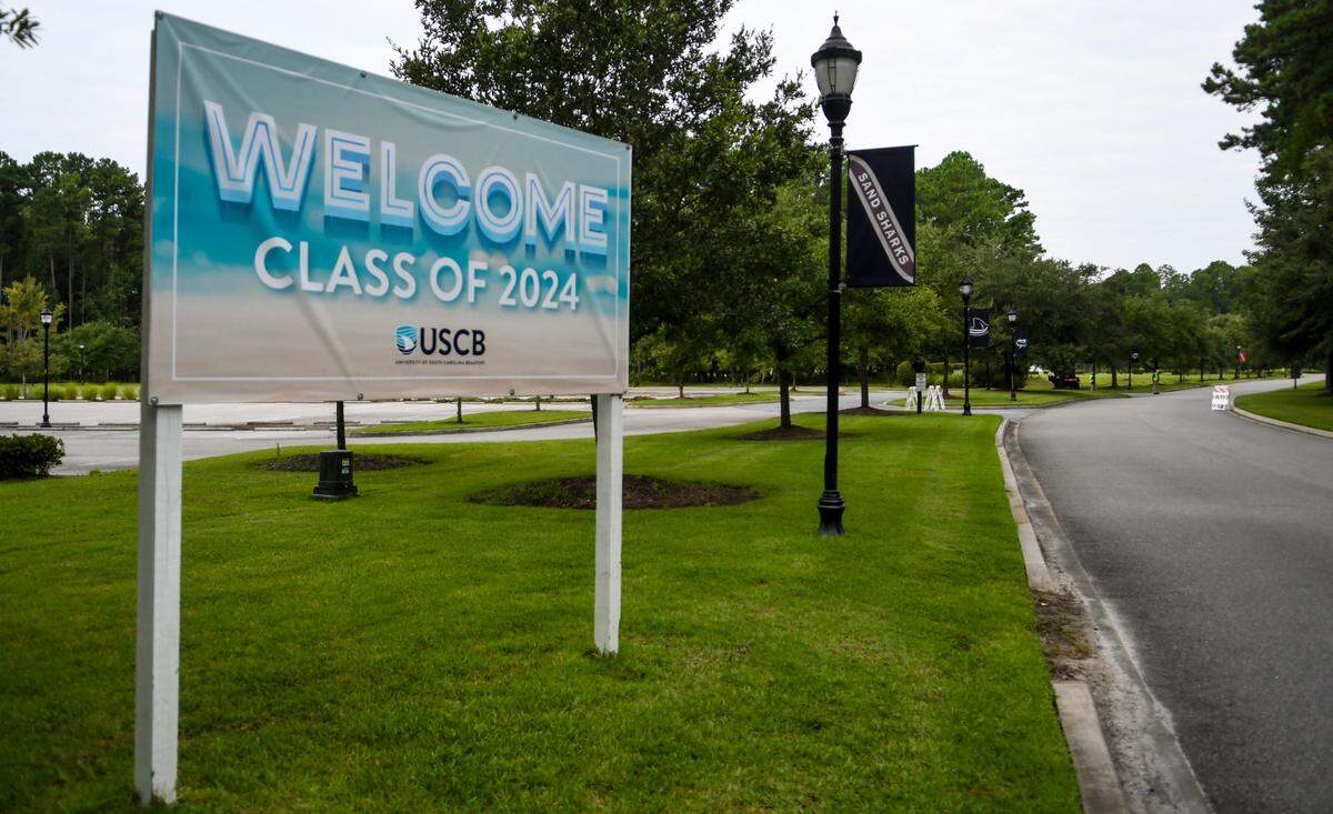 A sign at the Bluffton campus of the University of South Carolina Beaufort welcomes the class of 2024, as seen on Tuesday, Aug. 11, 2020, and is located west of Sun City Hilton Head. A form of in-person and virtual classes will begin Thursday, Aug. 20, 2020. (This caption has been updated to reflect the starting date for when classes resume.)
