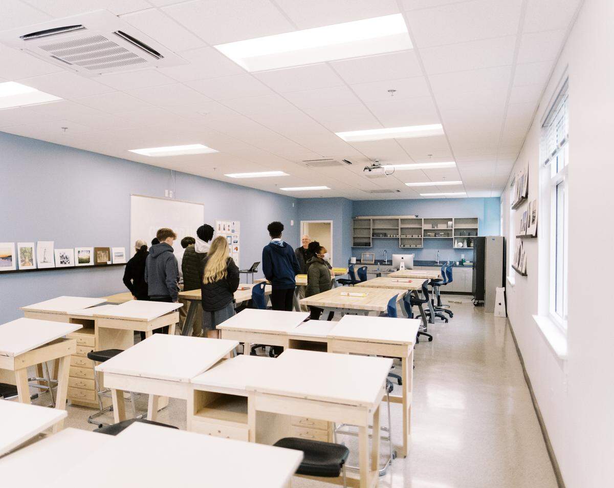 Cross Schools’ new high school auxiliary building includes six classrooms, administrative officers, a weight room and training facility, athlete lockers, an art studio, a music suite and a faculty lounge. It also includes outdoor spaces for students to hang out and dine.