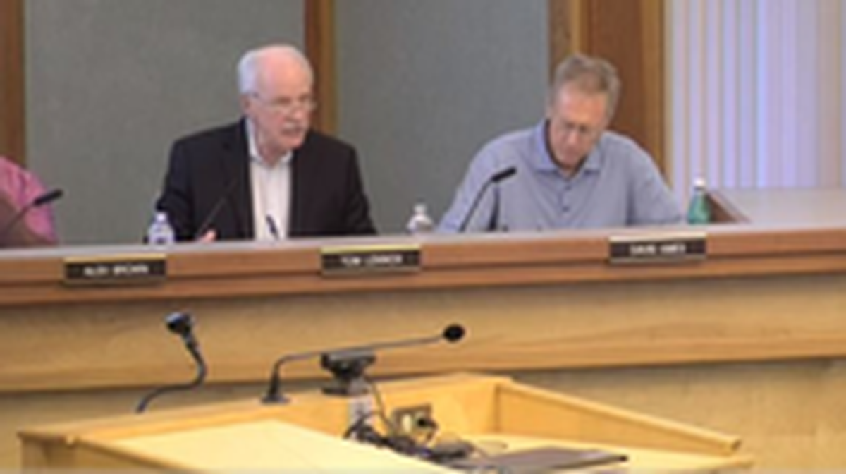 Hilton Head Ward 5 Councilman Tom Lennox voted to approve the Memorandum of Understanding between Beaufort County and the Town of Hilton Head Island at the Oct. 4 meeting.