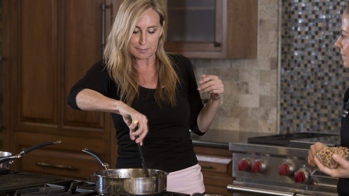 Sonja Morgan of "Real Housewives of New York" gets a cooking lesson at Hilton Head Health in Shipyard on Hilton Head Island over Easter weekend.