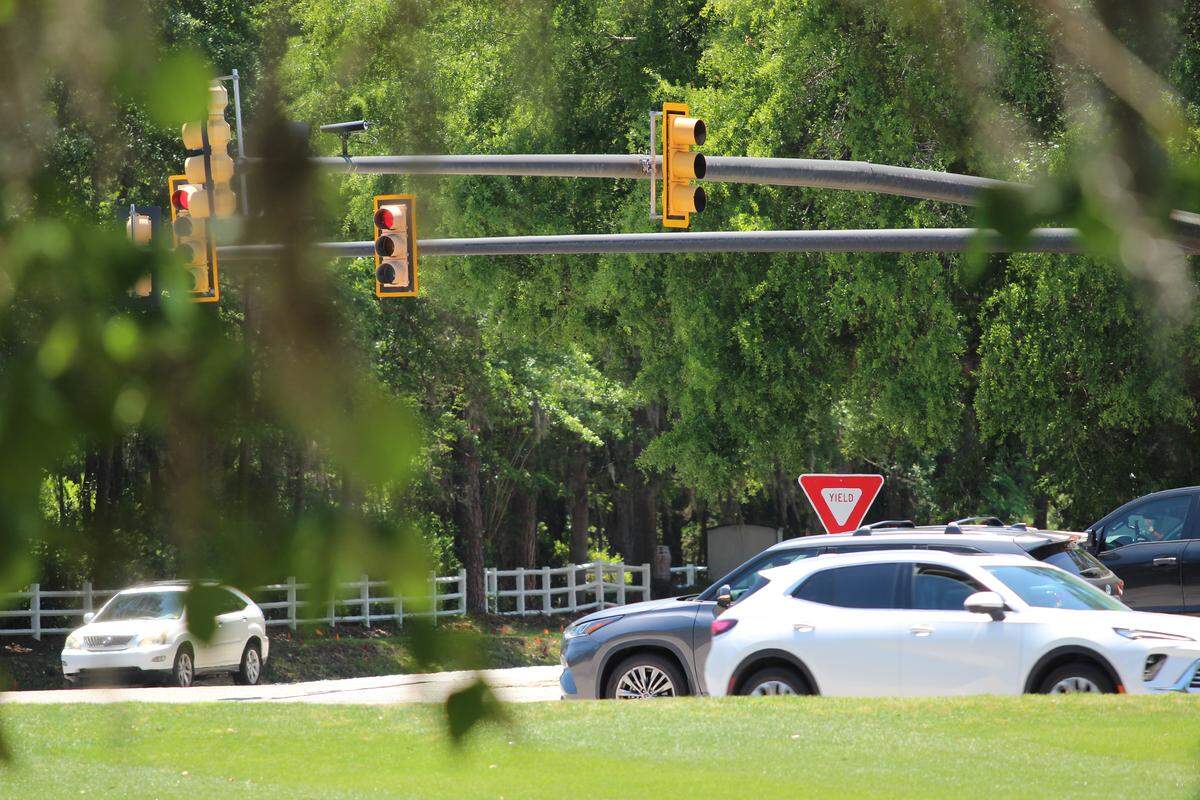 Cars navigate the intersection of U.S. 278 and Belfair Oaks/Buck Island Road in Bluffton, SC on May 5, 2026.