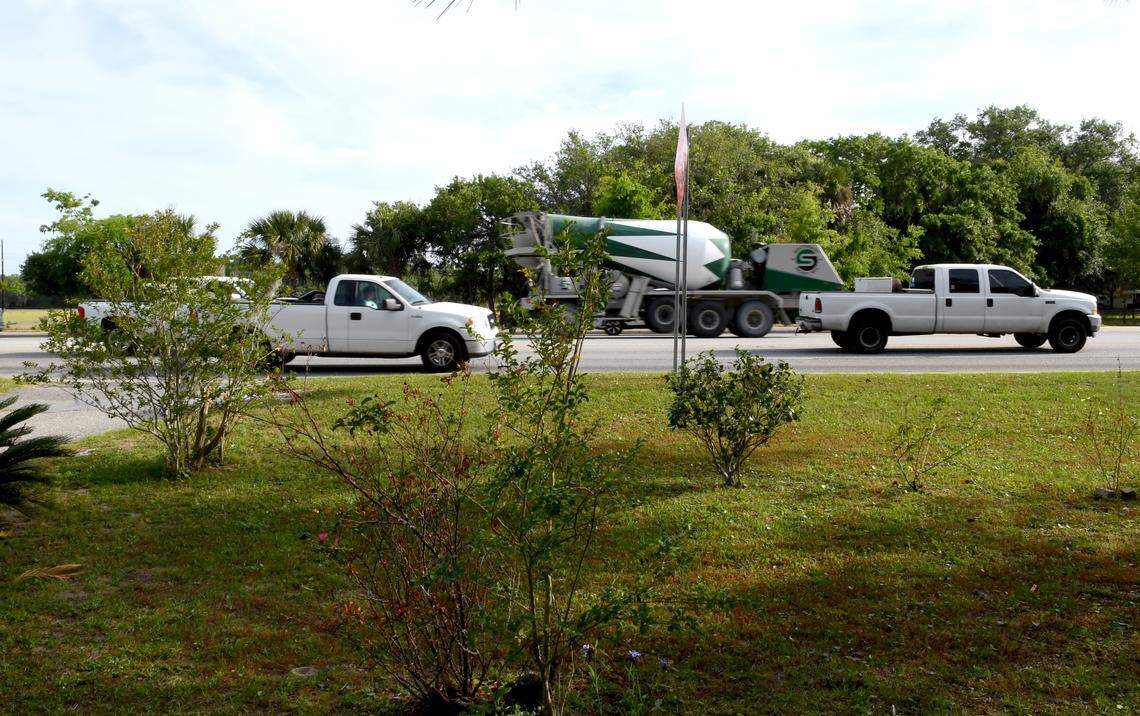 Traffic on U.S. 278 barrels past the front yard of Isabelle Stewart’s home in the Stoney neighborhood of Hilton Head Island on Thursday morning.