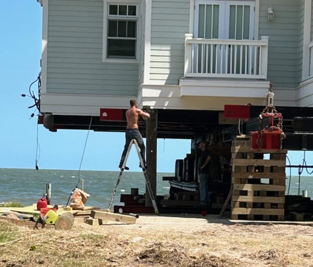 Once the home was supported by the steel frame, the Tugaloo Home Movers cut away the home’s piles, detaching it from a permanent structure.