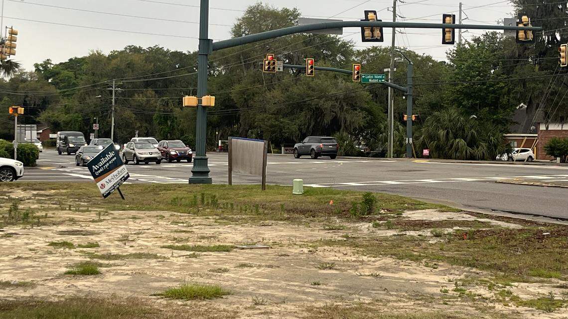 Beaufort County offers $700K for vacant Parker’s lot in Port Royal. Here’s the plan